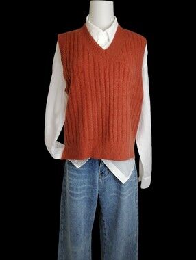 🦊🦊Rust Cable-Knit V-Neck Sweater Vest.